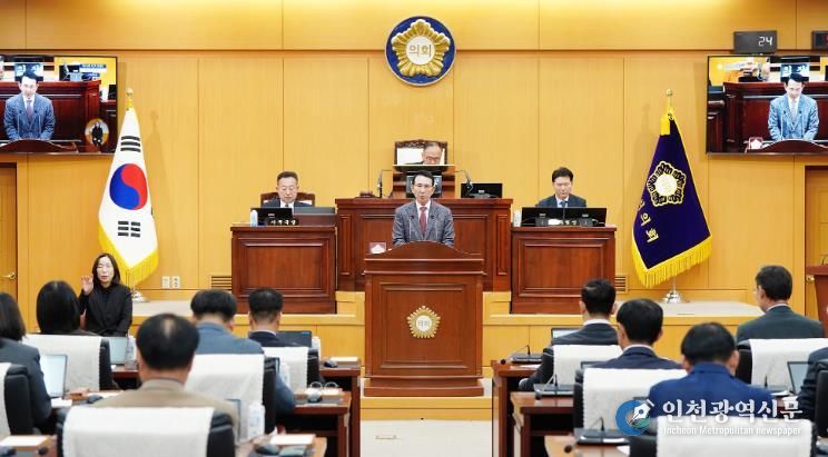 이완섭 서산시장이 25일 서산시의회 제2차 정례회에서 내년도 시정 운영 방향을 설명하는 모습