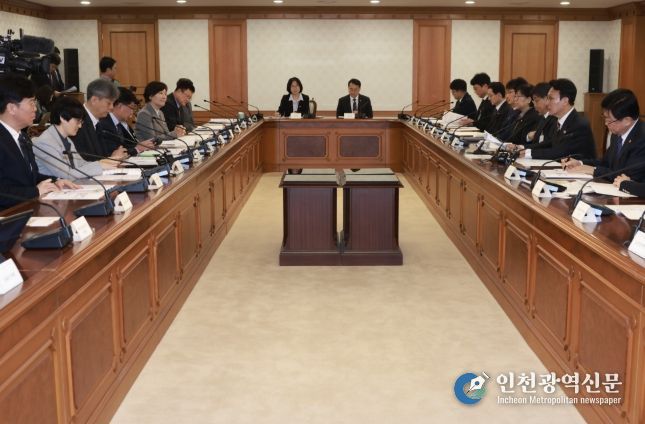 김민석 국무총리가 25일 세종대로 정부서울청사에서 열린 미세먼지특별대책위원회를 주재하고 있다.