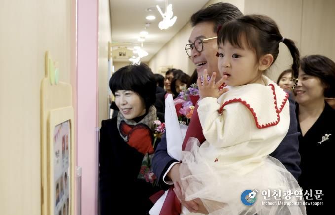 지난 13일 구립 행당라체르보어린이집 개원식에서 아이와 함께 있는 정원오 성동구청장 모습