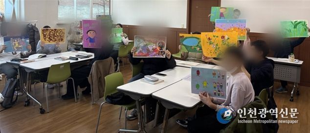 인천장애인종합복지관과 혜원의료재단이 협업한 장애인 예술일자리사업에 참여하는 장애인들이 작품을 들고 기념 촬영을 하고 있다,