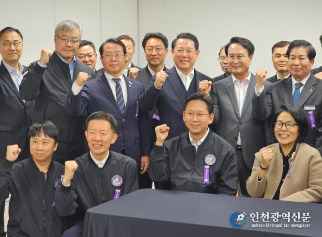 김영록 전라남도지사가 27일 새벽 고흥 나로우주센터에서 한국형발사체 ‘누리호’ 4차 발사 성공을 관계자들과 축하하고 있다.