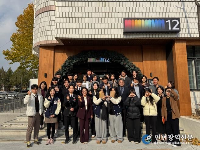 지난 26일 햇살문화캠퍼스 복합문화공간에서 열린 지역 내 고등학교 교사·학생회와의 오찬 간담회 참석자 단체 사진