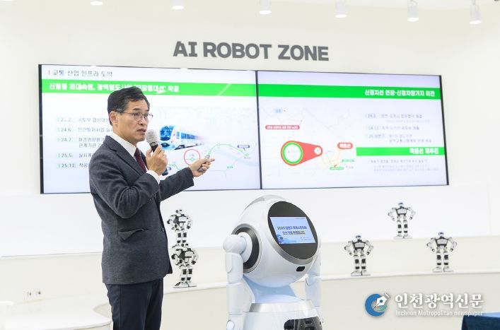 26일 넓은들미래교육센터에서 진행한 ‘서울시 출입기자 프레스투어’에서 브리핑 중인 이기재 양천구청장