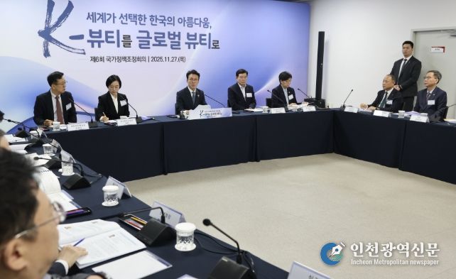 김민석 국무총리가 27일 충북 음성군 코스메카코리아에서 열린 국가정책조정회의를 주재, 모두발언을 하고 있다.