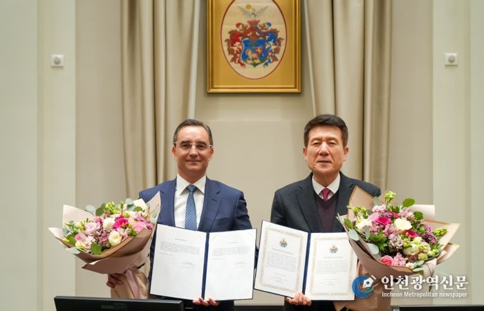 포항시는 지난 28일(현지시간) 헝가리 제2의 도시 데브레첸시와 배터리 산업을 중심으로 한 미래 신산업 협력 및 인재·문화 교류 확대를 위한 우호교류 협약(MOU)을 체결했다.