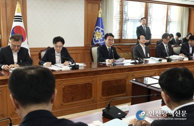 김민석 국무총리가 28일 세종대로 정부서울청사에서 열린 국가첨단전략산업위원회를 주재하고 있다.