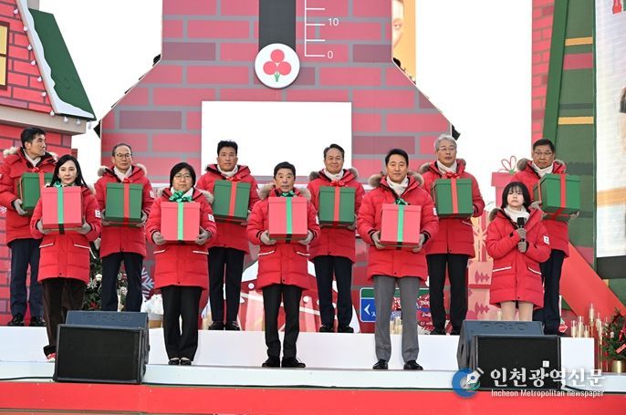 오세훈 서울시장이 1일 광화문광장에서 열린 ‘희망2026 나눔캠페인 출범식’에서 온도탑 점등 퍼포먼스에 참여하고 있다.