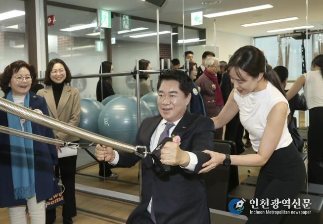 지난달 개최된 관악더행복마루 개관식에서 기구 필라테스 체험하는 박준희 관악구청장