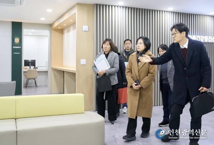 이수희 강동구청장이 강동구보건소 ‘가족건강증진센터’ 조성 현장을 점검하고 있다.