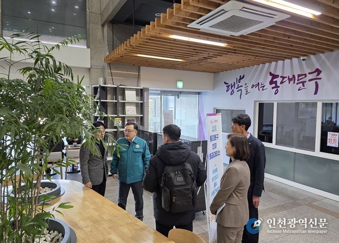 김성보 서울시 행정2부시장이 동대문구청 안에 마련된 한파응급대피소를 찾아 시설 현황을 확인하고 있다. ('25.12.4.)