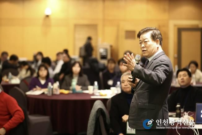 박승원 광명시장이 4일 오후 제주도 켄싱턴 리조트에서 열린 ‘2025 대한민국 ESG정원정책포럼-공무원 혁신 리더십 과정’에 참석해 ‘탄소중립으로 지속가능한 도시전환’을 주제로 한 특별강연을 하고 있다.