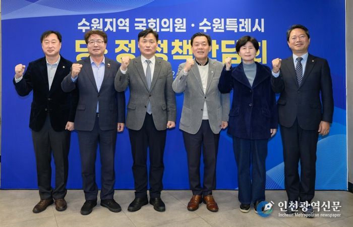 김승원(오른쪽부터)·백혜련 의원, 이재준 수원시장, 김영진·염태영·김준혁 의원이 함께하고 있다.