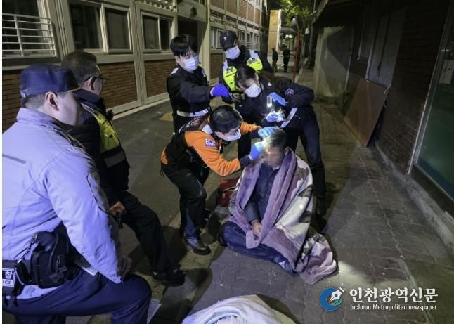 노숙인 건강을 확인하고 있는 모습