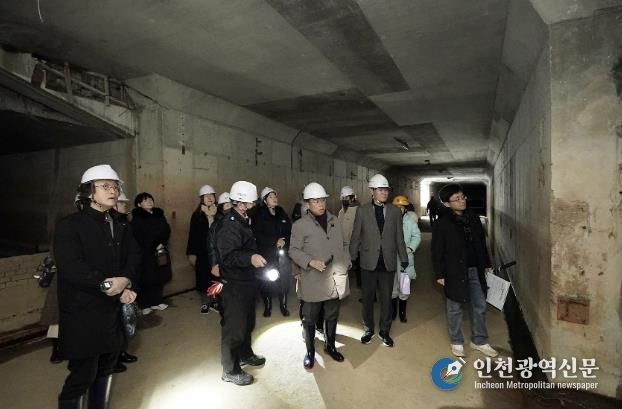 구미동 성남물빛정원 지하 공동구 활용도를 찾기 위해 진행 중인 시민 탐사대 프로그램에 참여 중인 신상진 성남시장