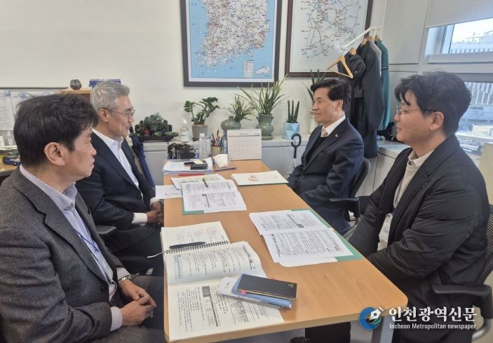 밀양시 관계자들이 8일 기획재정부 총사업비관리과를 방문해 주요 현안 사업을 건의하고 있다.