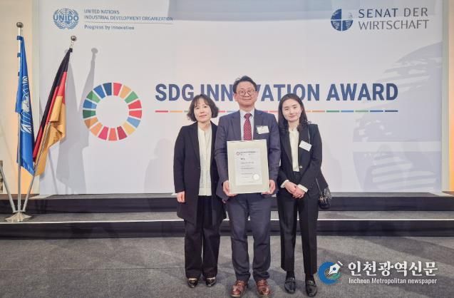 정영준 부구청장(가운데)을 비롯한 서초구 관계자들이 현지시각 6일 독일 뮌헨에 위치한 바이에른 주의회에서 열린 ‘2025 유엔 지속가능발전 혁신상(UN SDG Innovation Award)’에서 지방정부 부문 TOP 5에 선정돼 기념 촬영하고 있다.