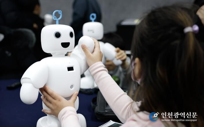 ’25. 2. ‘초등학생 AI친구 로봇사업 설명회’에서 한 어린이가 로봇 사용법을 배우고 있다