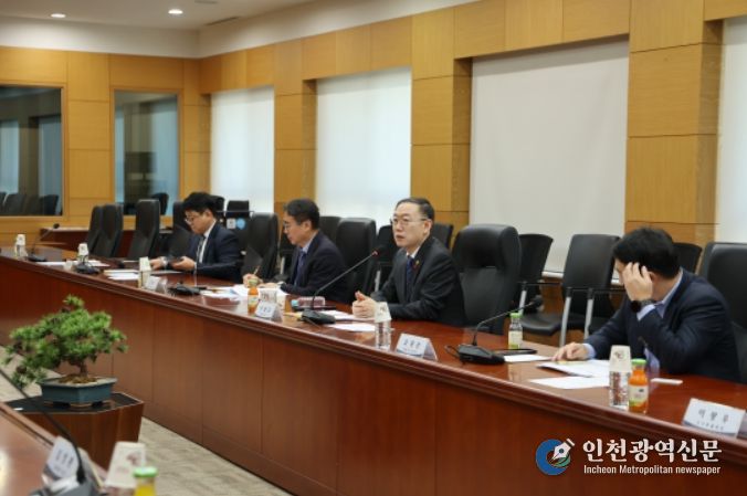 이명구 관세청장(오른쪽에서 두번째)이 9일 서울세관에서 열린 관세청 수사발전 자문위원회 출범식에서 발언하고 있다.