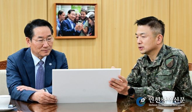 유정복 인천광역시장이 10일 시청 접견실에서 이광섭 육군 제17보병사단장과 인천 안보태세를 점검하고 있다.