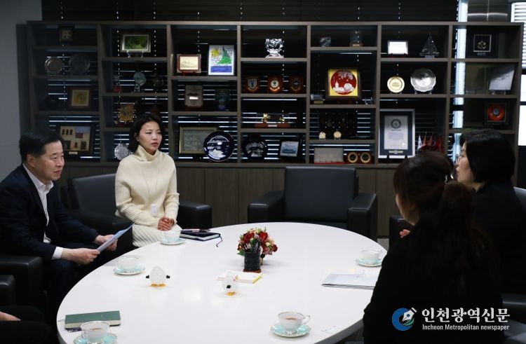 인천항만공사 이경규 사장이 한국백혈병소아암협회 경인지회 이주영 사무국장과 기부 관련 논의를 하고 있다