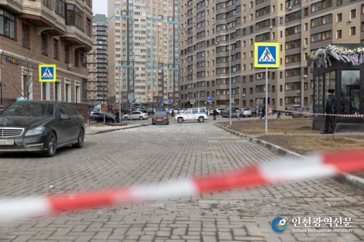 지난달 11일 러시아 모스크바 남동부에서 촬영한 손상된 주거 건물. (사진/신화통신)