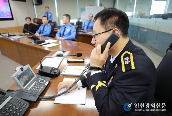 제11대 박재화 청장이 3005함장과 화상통화를 진행 중이다.