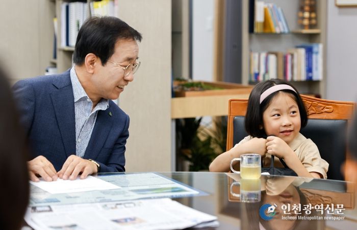 아이와 즐거워하는 김문근 단양군수