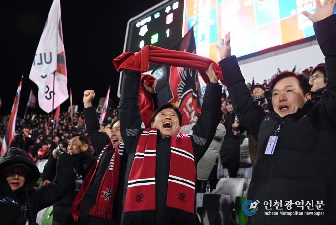 이달 8일 부천FC1995 승강 PO 2차전 경기에서 골을 넣자, 조용익 부천시장이 기뻐하고 있다
