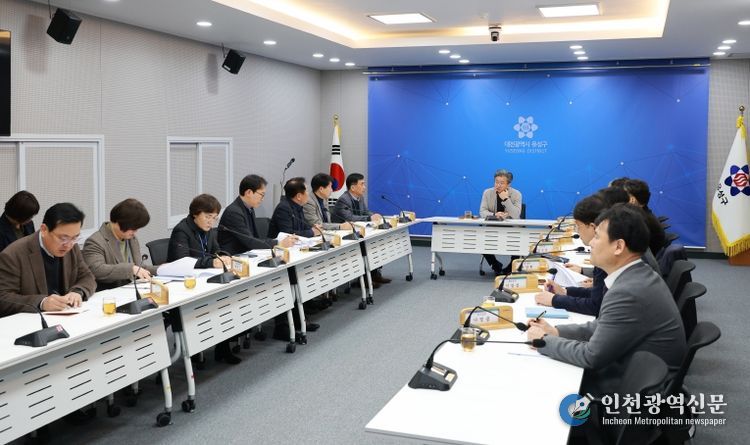 정용래 유성구청장이 15일 오전 주간간부회의를 주재하며 공직선거법 준수를 강조하고 있다.