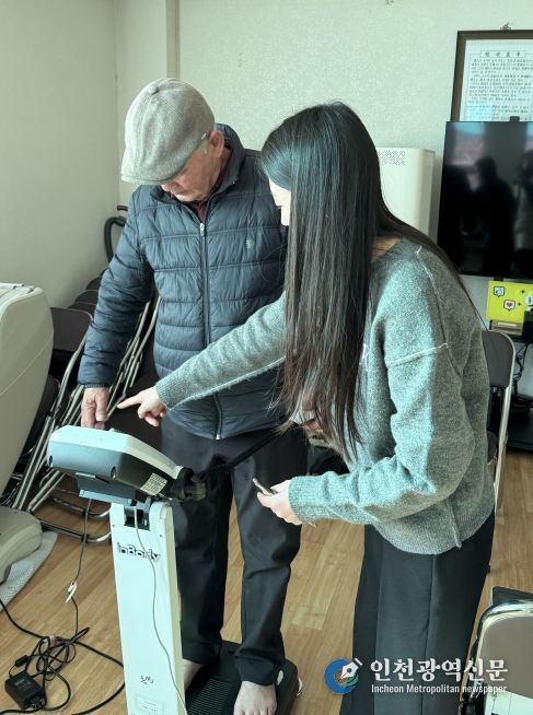 복지회관에서 군민들에게 워크온 가입에 대해 설명하고 있다.