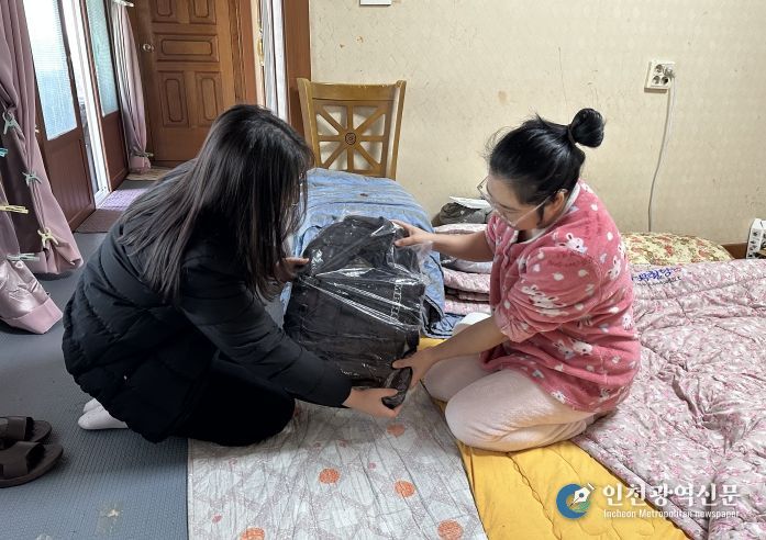 초등 준비물 꾸러미와 중학생 책가방을 전달한 무안군 드림스타트