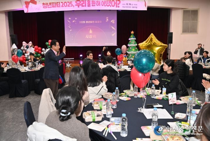 19일, 하남시청 본관 상황실에서 개최된 ‘2025년 청년활동 성과공유회’에서 이현재 하남시장이 참석자들과 인사를 나누고 있다.