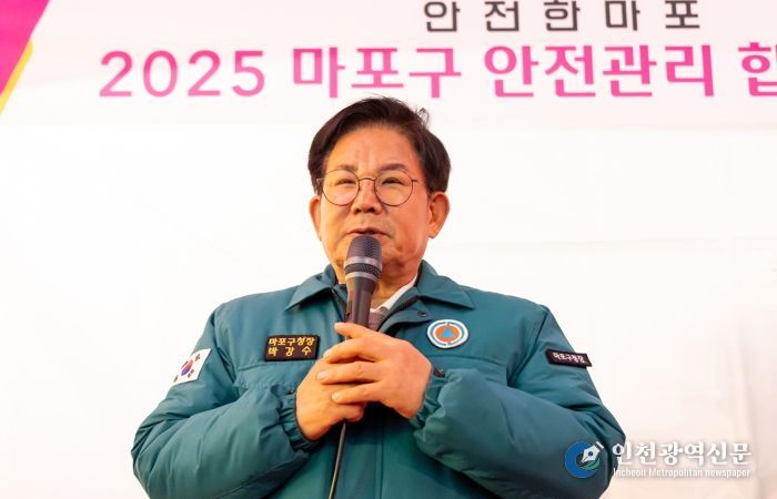 박강수 마포구청장은 레드로드에서 연말연시 다중잉판 안전관리에 적극적인 대응을 할 것을 당부하고 있다.