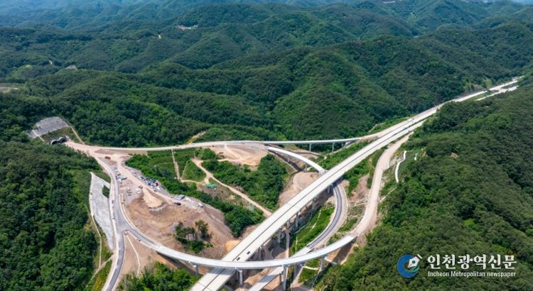 지난 11월 8일 개통한 고속국도 65호선 포항~영덕 구간.
