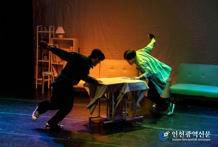 파일별첨: 농인 ‘우리’와 청인 ‘한솔’이 서로 다른 언어로 소통하며 연기를 펼치고 있다.