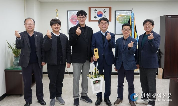 신광호 천안도시공사장이 익선원으로부터 감사패를 전달받고 있다.