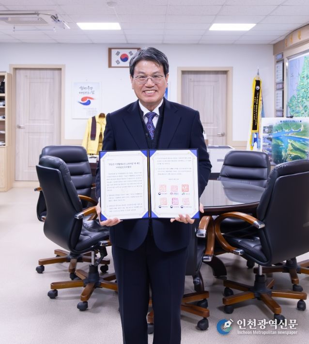 김돈곤 군수가 ‘정산동화(洞和)활력타운 조성사업’의 지역발전투자협약서를 들고 기념촬영을 진행하고 있다.