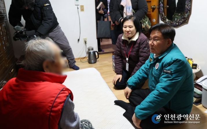 박강수 마포구청장이 한파 속 어르신의 안부를 살피고 있다.