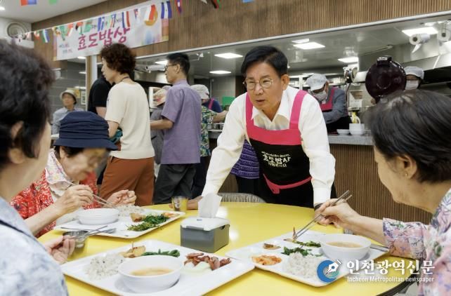 박강수 마포구청장이 효도밥상 어르신의 안부를 살피고 있다.