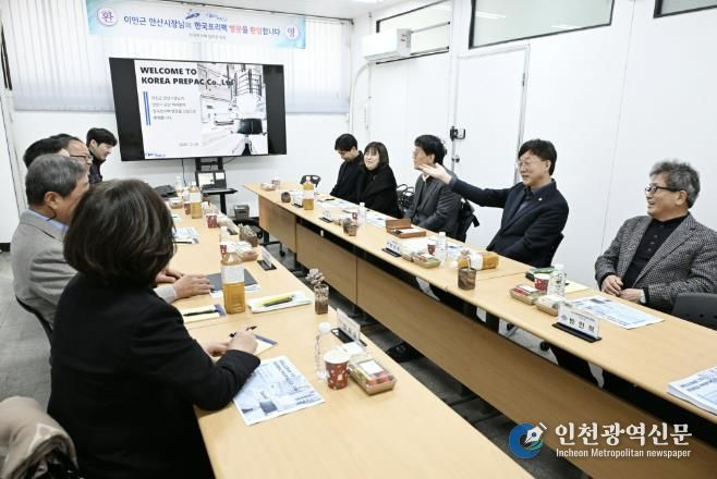 이민근 안산시장(오른쪽 두번째)이 29일 단원구에 소재한 한국프리팩㈜을 방문해 기업 현장의 애로사항을 들으며 의견을 나누고 있다.