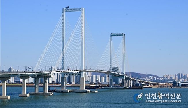 수도권과 영종을 잇는 제3연륙교가 새해 첫 월요일 오후 2시 전면 개통된다. 왕복 6차로 교량에 스마트톨링 시스템을 갖췄으며, 184m 높이의 주탑전망대는 해상교량 가운데 세계에서 가장 높아 기네스북에 이름을 올렸다.