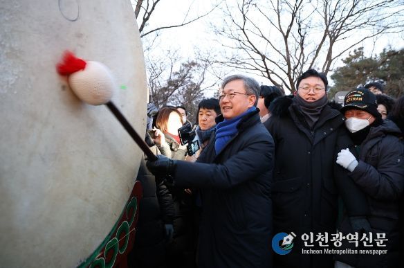 장인홍 구로구청장(가운데)의 대북타고. 장인홍 구청장이 대북을 울리며 새해 출발을 알리고 있다.