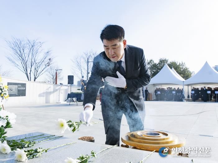 베정수 의장 헌화 및 분향