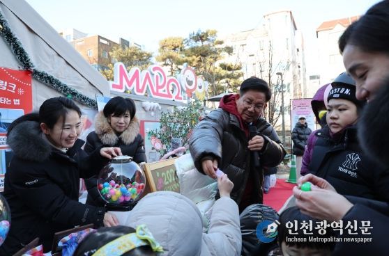 “아빠, 엄마와 행복하게” 아이들 소원 담긴 새해맞이 엄빠랑 아이스링크