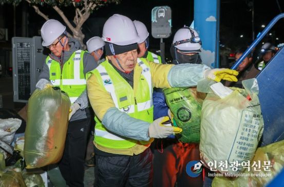 고성군, 새해 새벽을 쓰레기 수거와 환경근로자 격려로 시작하다