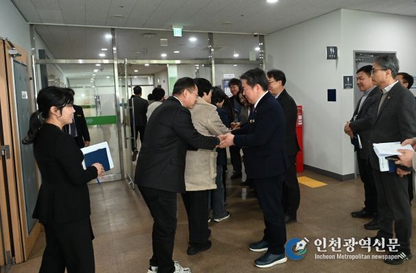 병오년 시무식 직원 악수