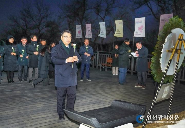 류경기 중랑구청장이 헌화와 묵념을 하는 모습