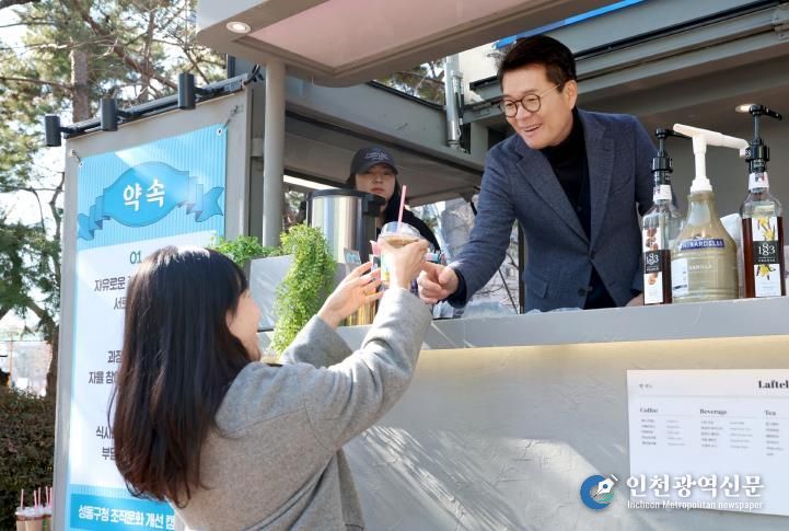 2025년 진행한 ‘조직문화 개선 커피차 이벤트’에 정원오 성동구청장(사진 오른쪽)이 직원에게 음료를 건네며 인사하는 모습