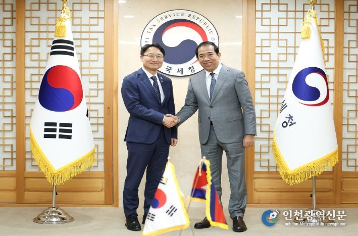 한-캄보디아 국세청장회의(임광현 국세청장과 꽁 위볼 캄보디아 국세청장)