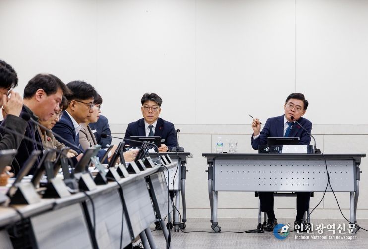 진교훈 서울 강서구청장(정면 오른쪽)이 구청 대회의실에서 열린 ‘2026년 첫 확대간부회의’에서 발언하고 있다.